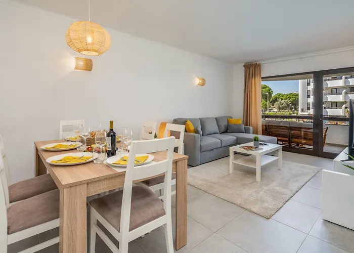 公寓 Vilamoura Retreat With Pool & Balcony By Hostwise *