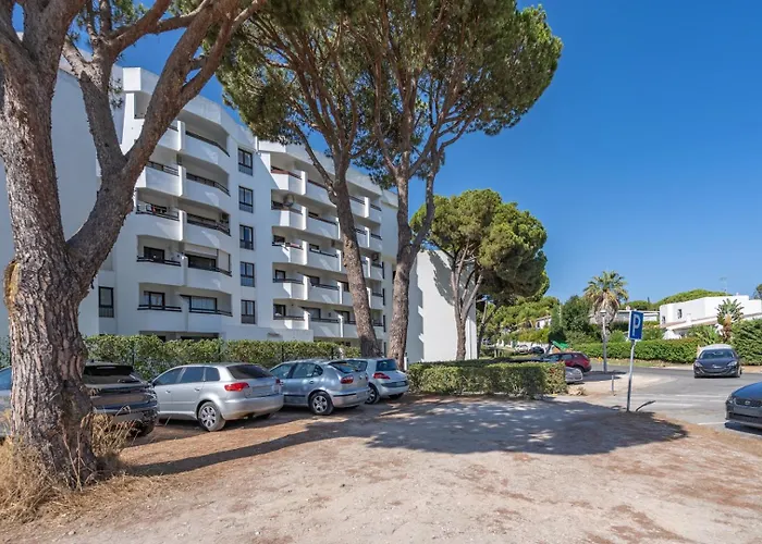 公寓 Vilamoura Retreat With Pool & Balcony By Hostwise